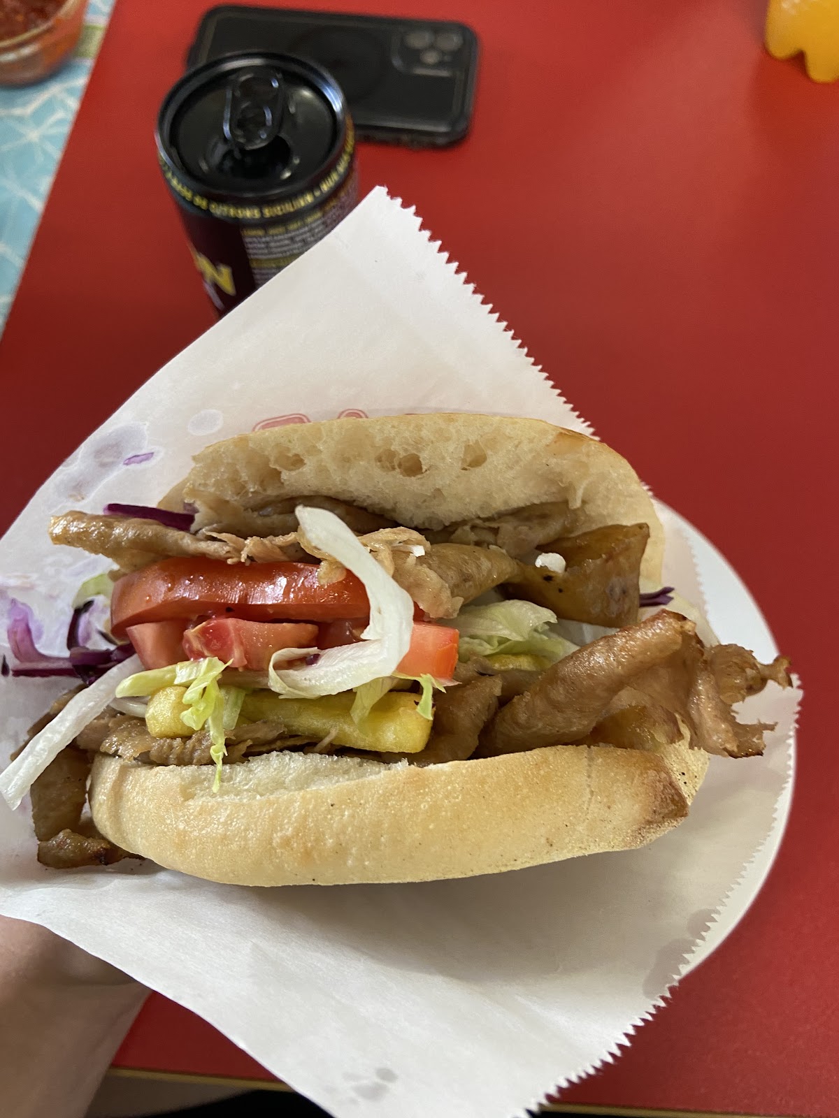 Döner-Brötchen mit Fleisch, Salat und Tomate