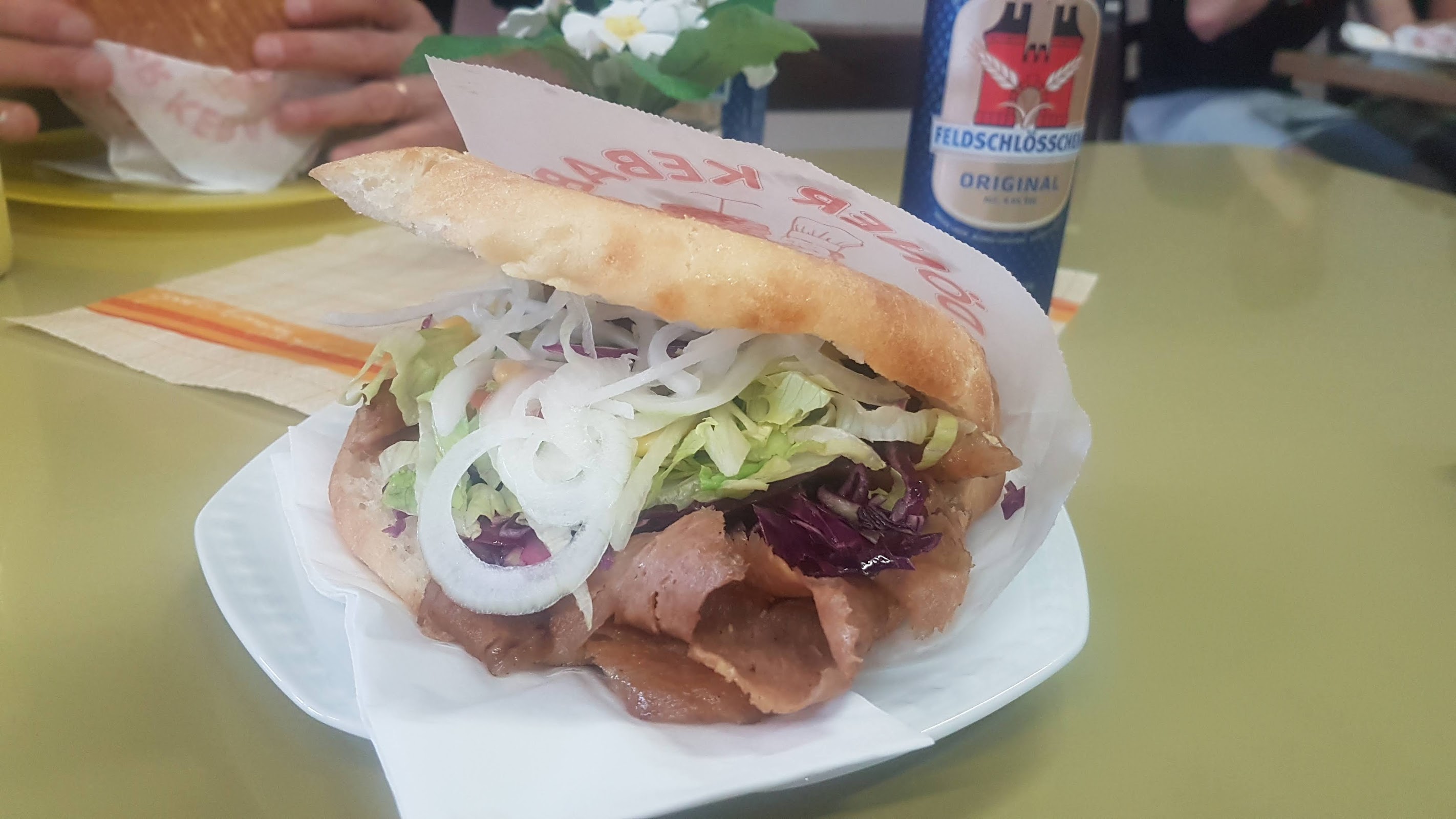 Döner Kebap im Fladenbrot mit Zwiebeln und Salat